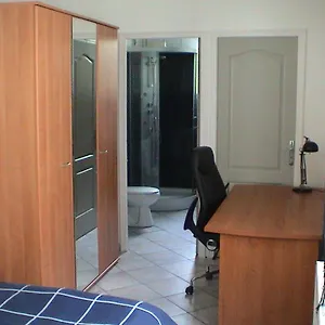 Homestay , Lila Francia